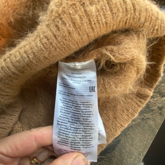 Vero Moda Fuzzy V-Neck Sweater - Picture 2 of 6